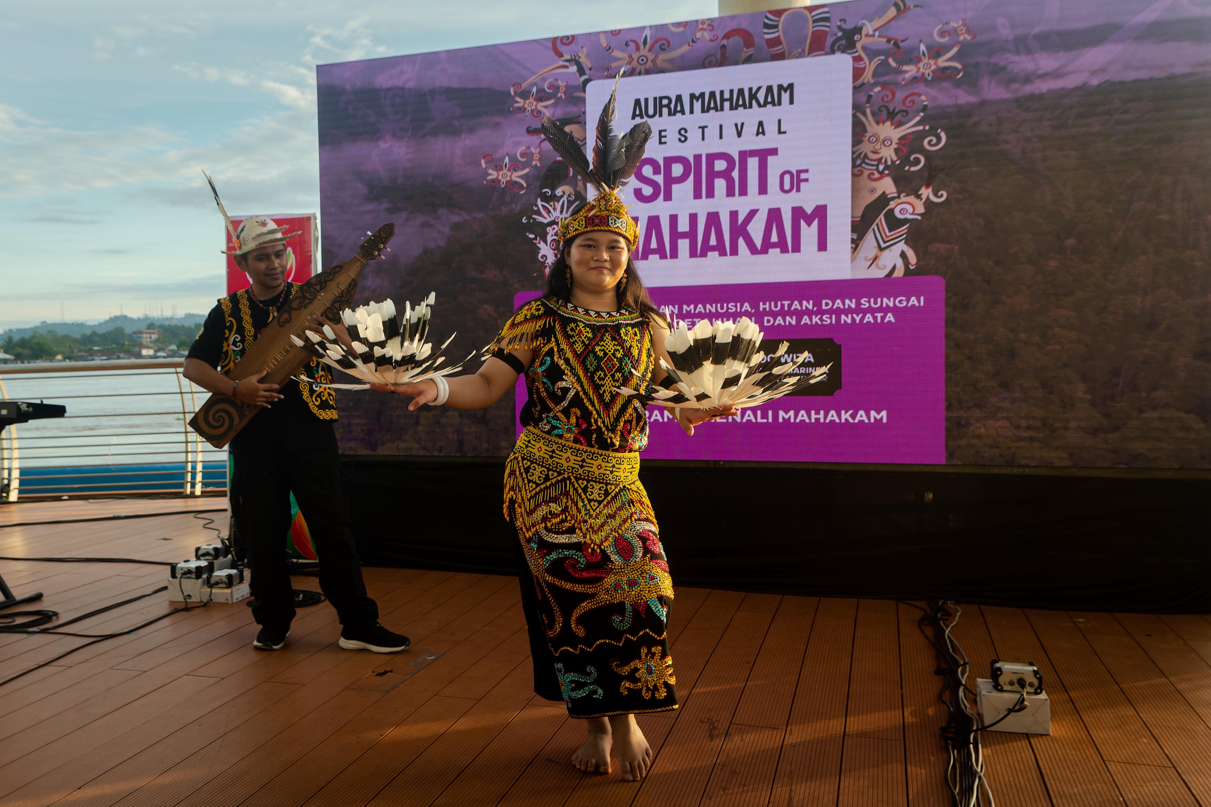 Penampilan tari tradisional Dayak dan dentuman musik Sape memeriahkan panggung Festival Aura Mahakam di Teras Samarinda, Sabtu (10/1/2026).